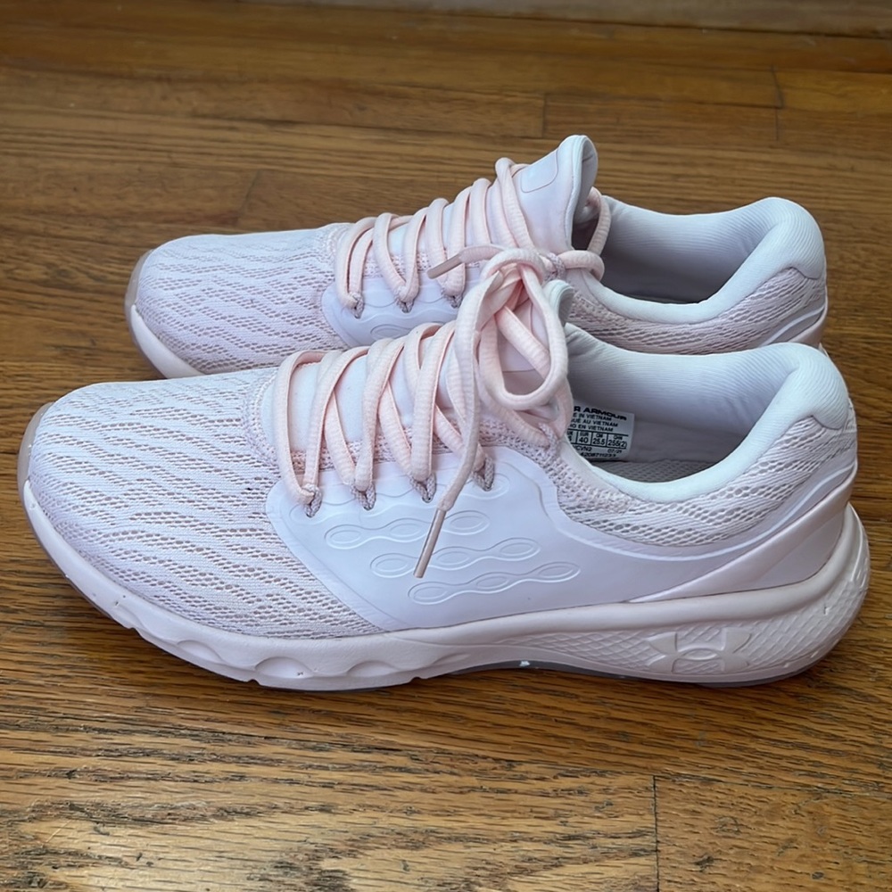 NEW NEVER WORN UNDERARMOUR RUNNING SHOES